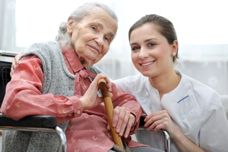 Brennpunkt Pflege: Kann Digitalisierung Pflegekräfte entlasten? (Foto: © iStock.com - Alex Raths)